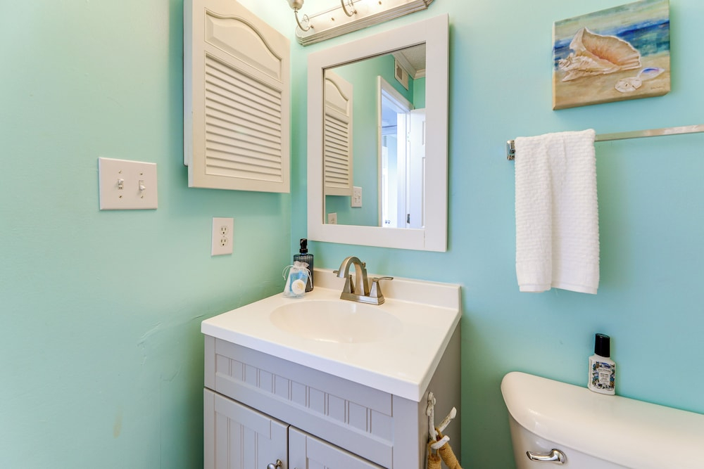 Emerald Isle Resort-style Condo: Walk to Beaches!
