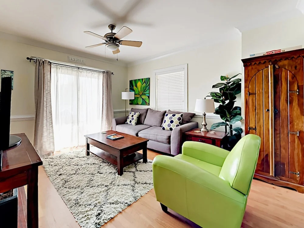 Modern 2br Within 1 Block Of Beach 2 Bedroom Condo