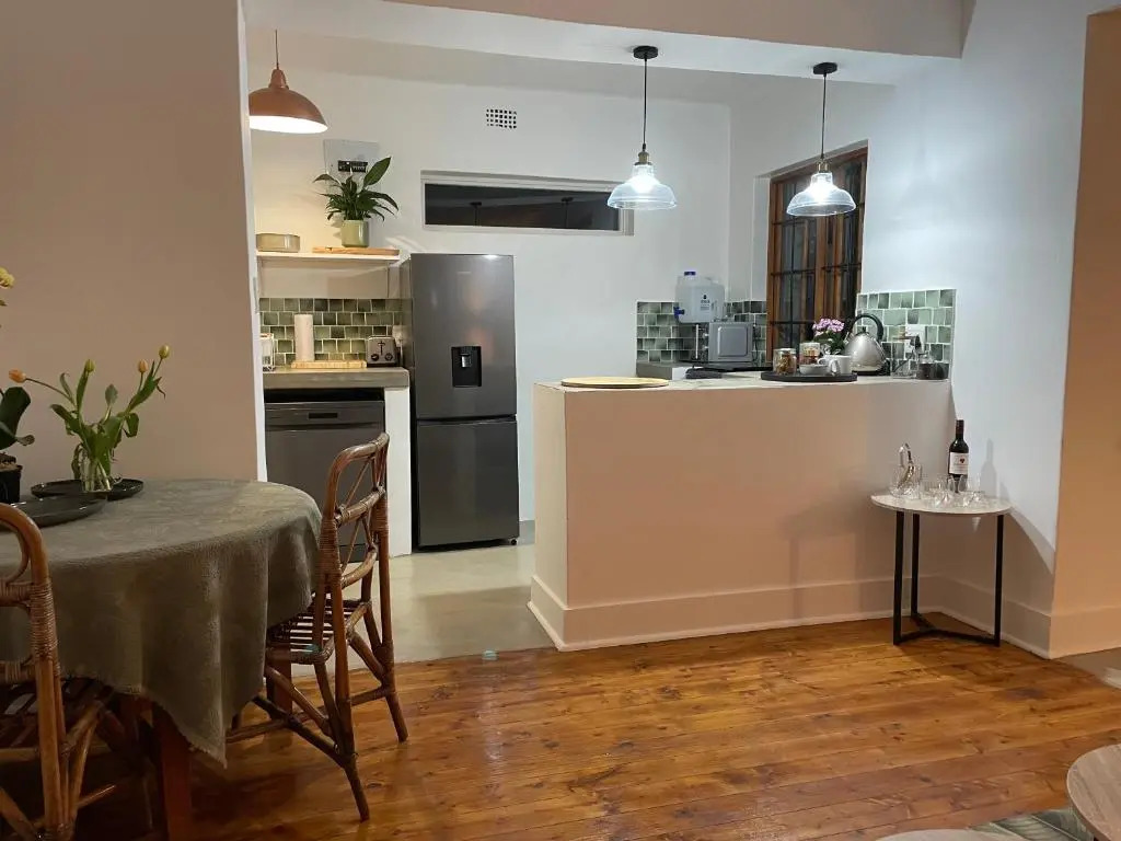 Spacious, light-filled BnB on 4th