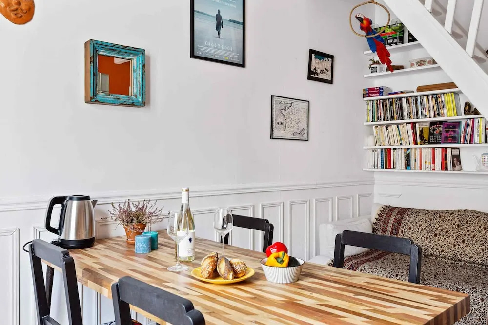 Spacious and Bright Duplex Located in the 19th