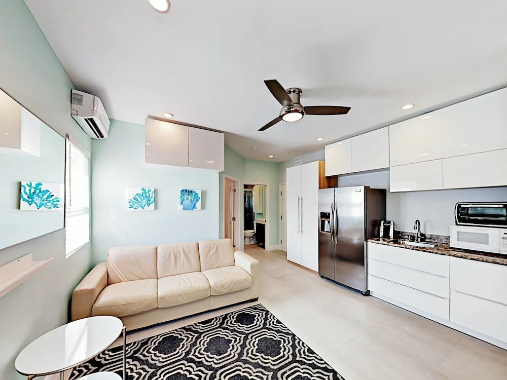 Limescape  - One Block From Boardwalk! 1 Bedroom Cabin