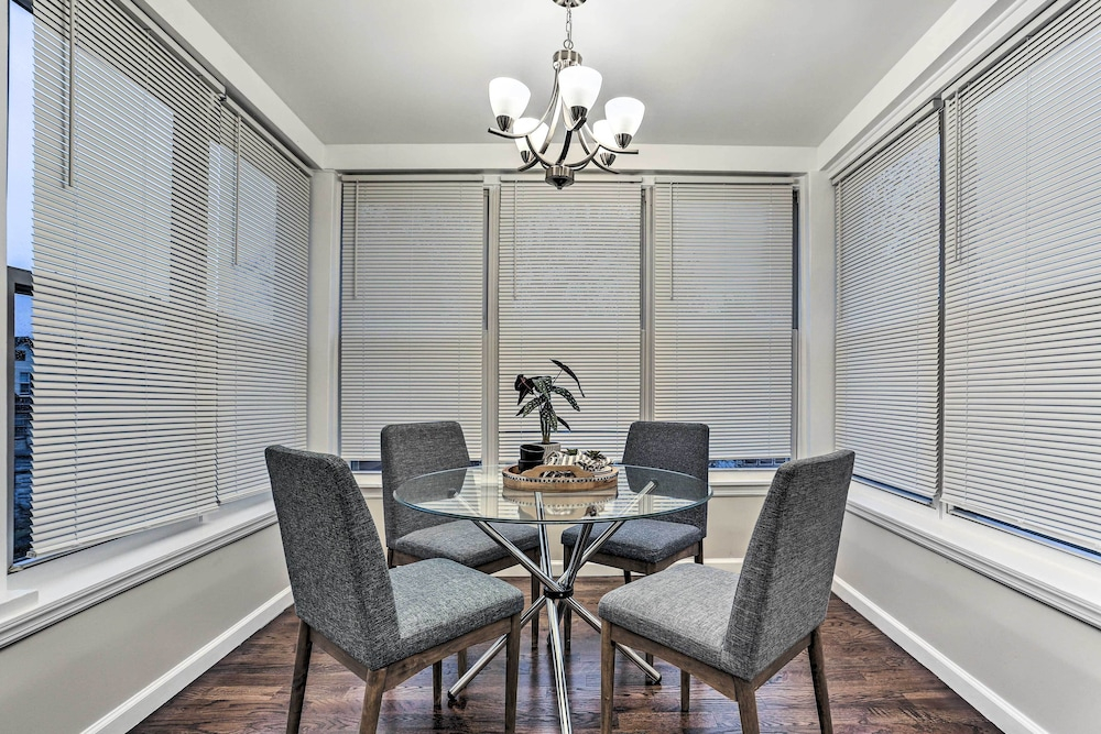 Pet-friendly Newark Townhome Near Airport!