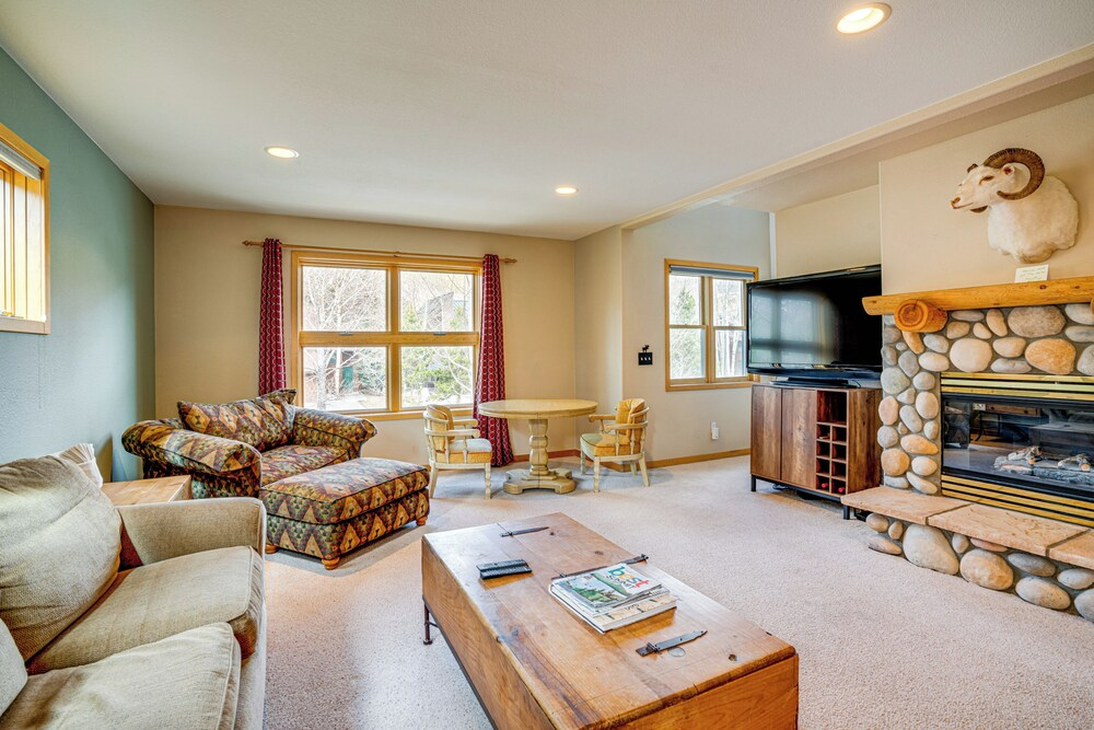 8 Mi to Skiing: Mtn-view Getaway in Frisco!