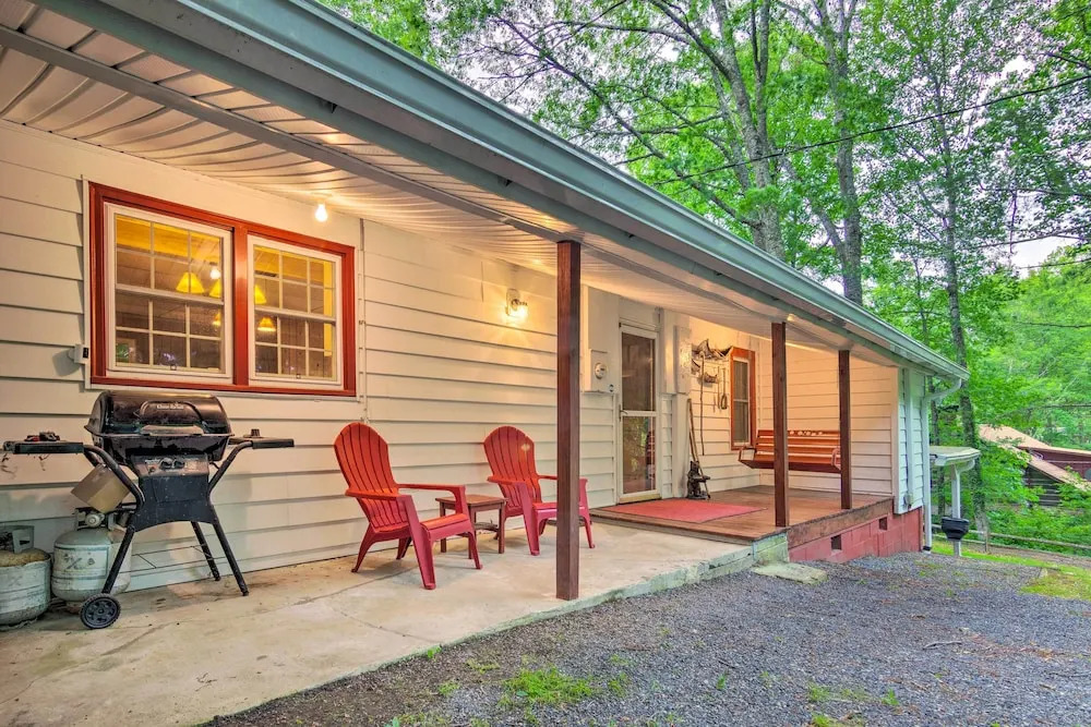 Rustic Linville Falls Cottage w/ Fire Pit!