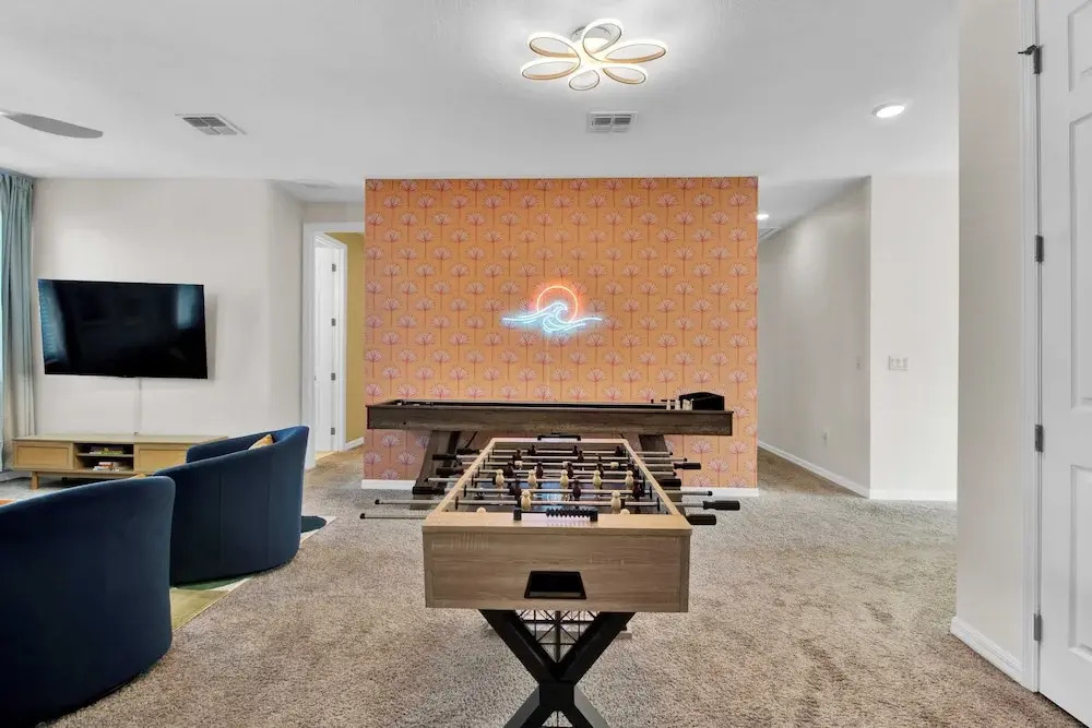 Sleeps 20! 9bdr, Star Wars-themed Game Room, Pool, Hot Tub Nassau by Avantstay