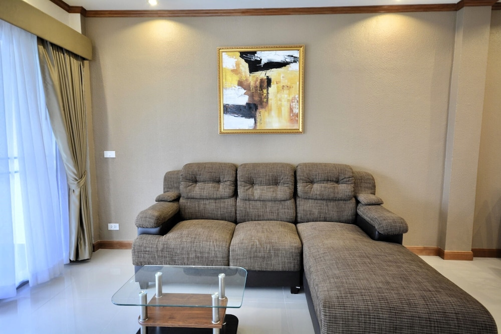 Spacious Corner 1-bedroom Condo With 2 Balconies - Baan Suan Lalana