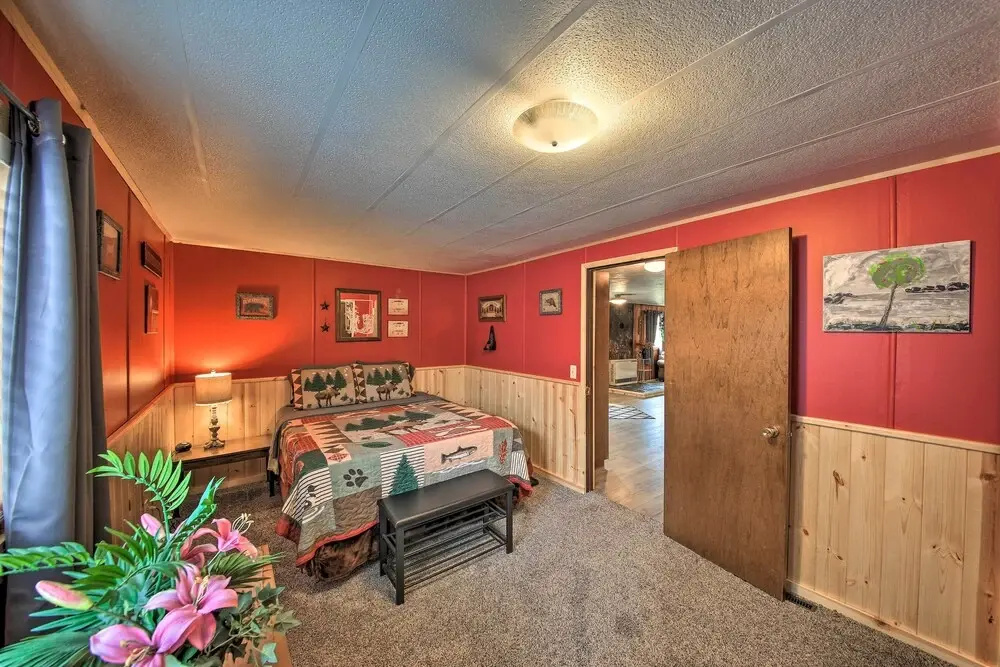 Woodsy Riverfront Retreat in Trout Creek Montana!