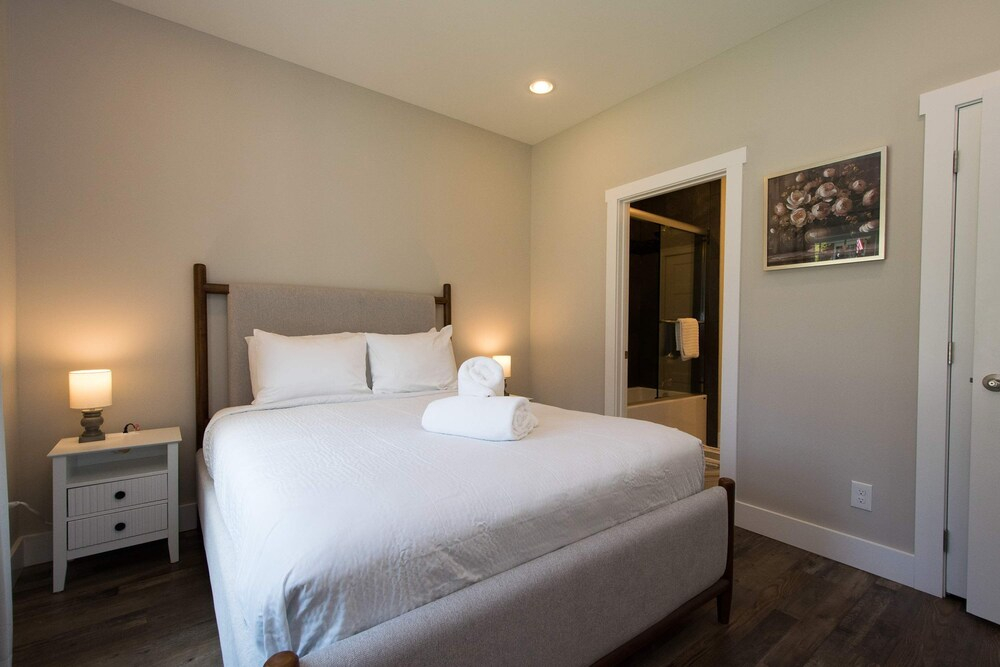Modern Upper Retreat w Free Tix Deck 2 Suites