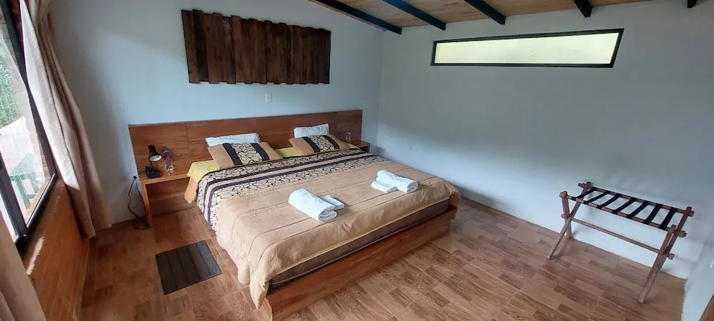 Mindo Loma Bird Lodge