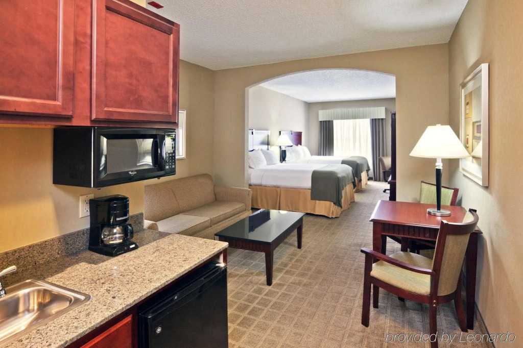 Holiday Inn Express & Suites Shawnee by IHG