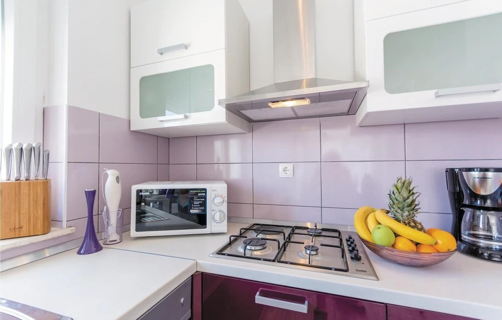 Awesome Home in Mavarstica with WiFi, 7 Bedrooms, Hot Tub