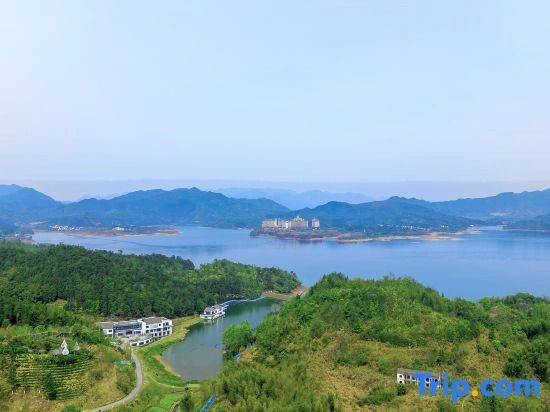Xishe homestay by Mount Huangshan Lake