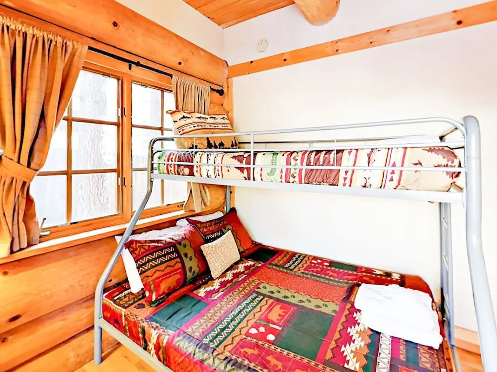 3BR Custom Handmade Log Home by RedAwning