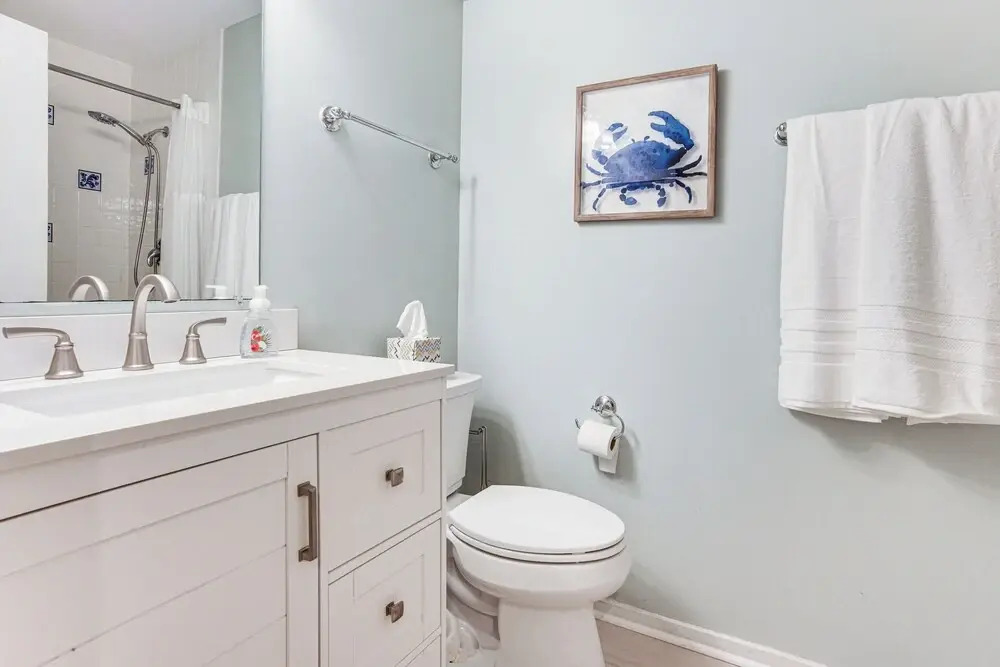 Poolside Fun & Ocean Strolls: Harbor Island Haven!