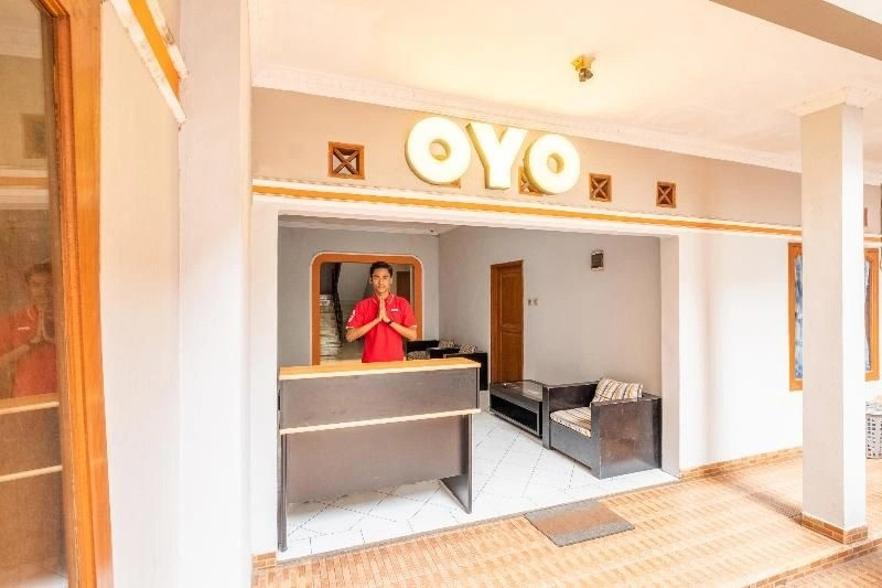 OYO 1398 Kawaluyaan Near RS AMC