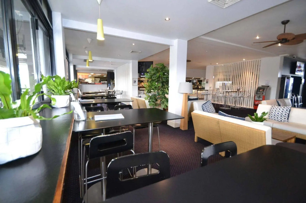 Crossroads Hotel