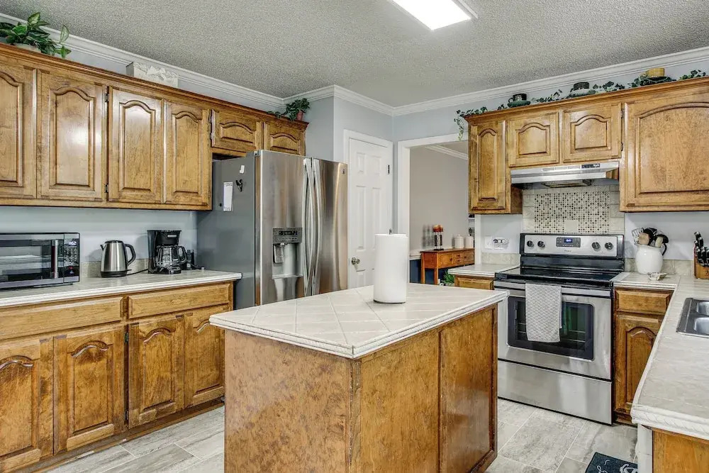 3 Mi to Marina: Quiet Getaway w/ Deck in Lexington