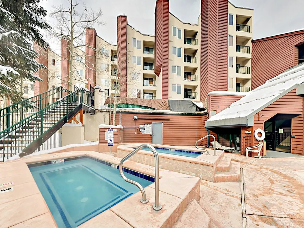 Sophisticated Ski-in/ski-out W/ Balcony & Fireplace 2 Bedroom Condo
