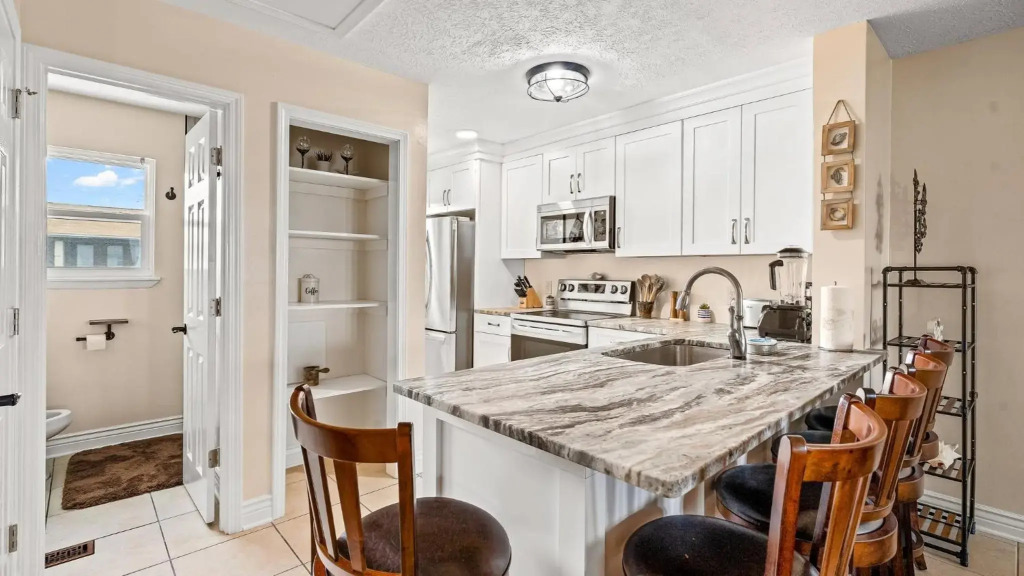 D's Beach Retreat - 2 bedroom townhome in front of Schooners with gulf views & private hot tub!