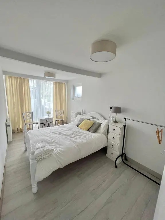 Newly renovated 1 bedroom flat with garden pergola