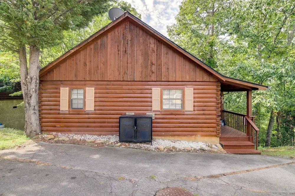 Tennessee Cabin w/ Balcony, Hot Tub & Pool Access!