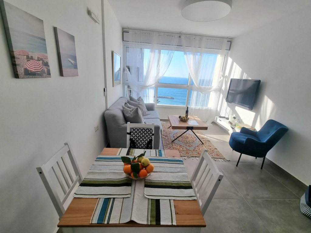 Beautiful 2-Bedroom Sea-View apartment