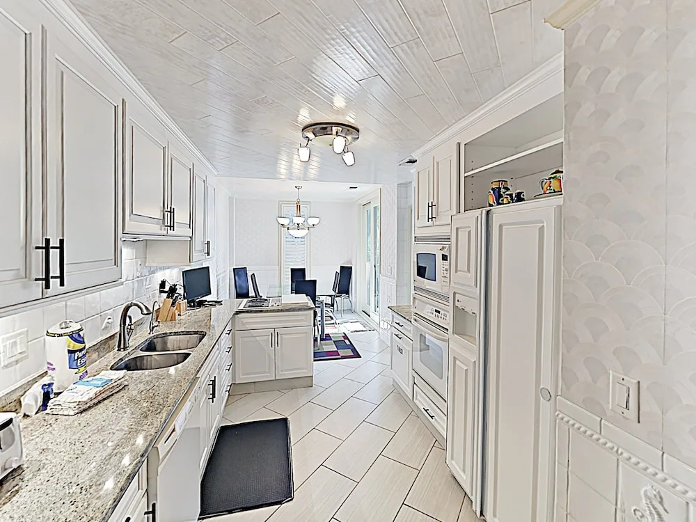 New Listing! All-suite Ocean-view W/ Pool 2 Bedroom Condo