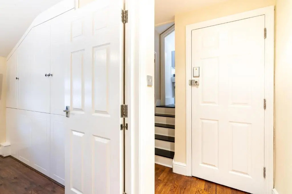 1bd Apt for 2-4. New Decor & Furnishings