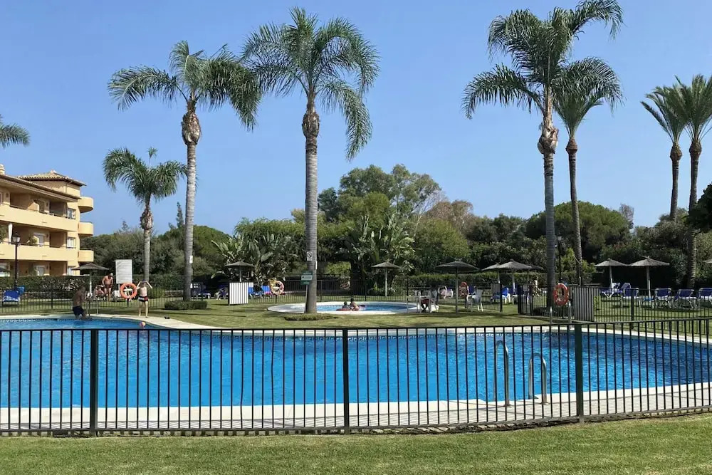 2 Bed Apartment Sleeps 4 - Pool Access - Garden