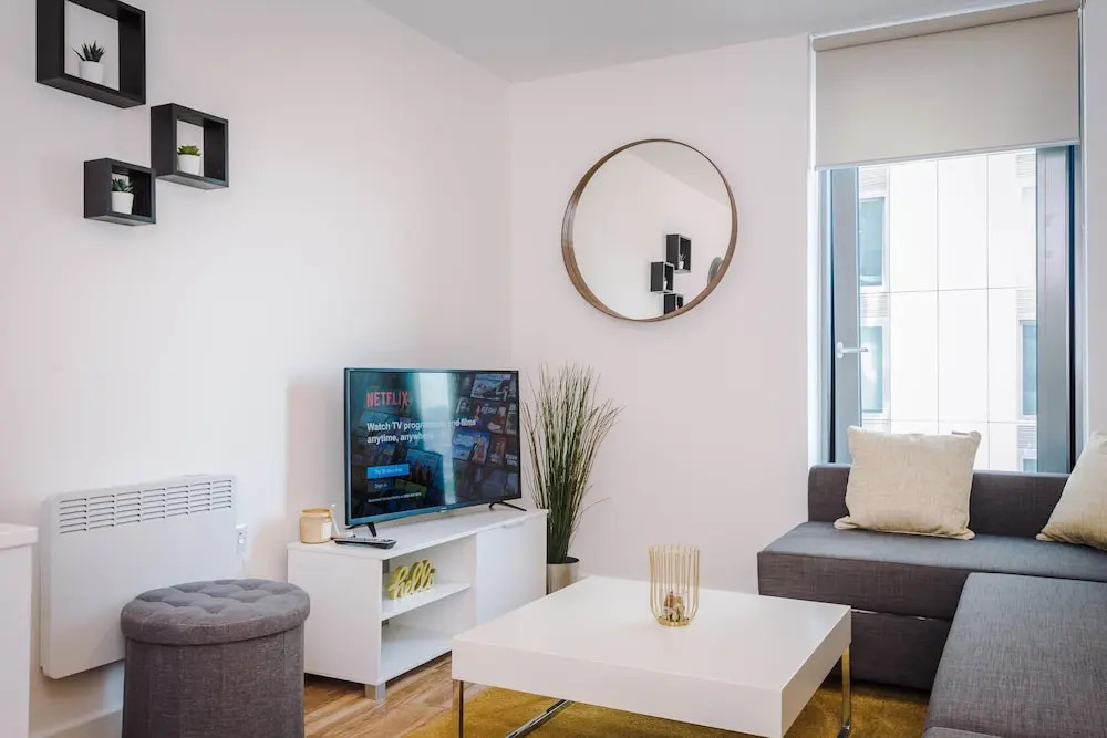 Contemporary 1 Bed Apartment Media City