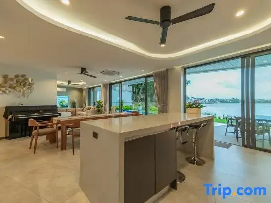 Lakeside 5-BR New Pool Villa in Gated Community