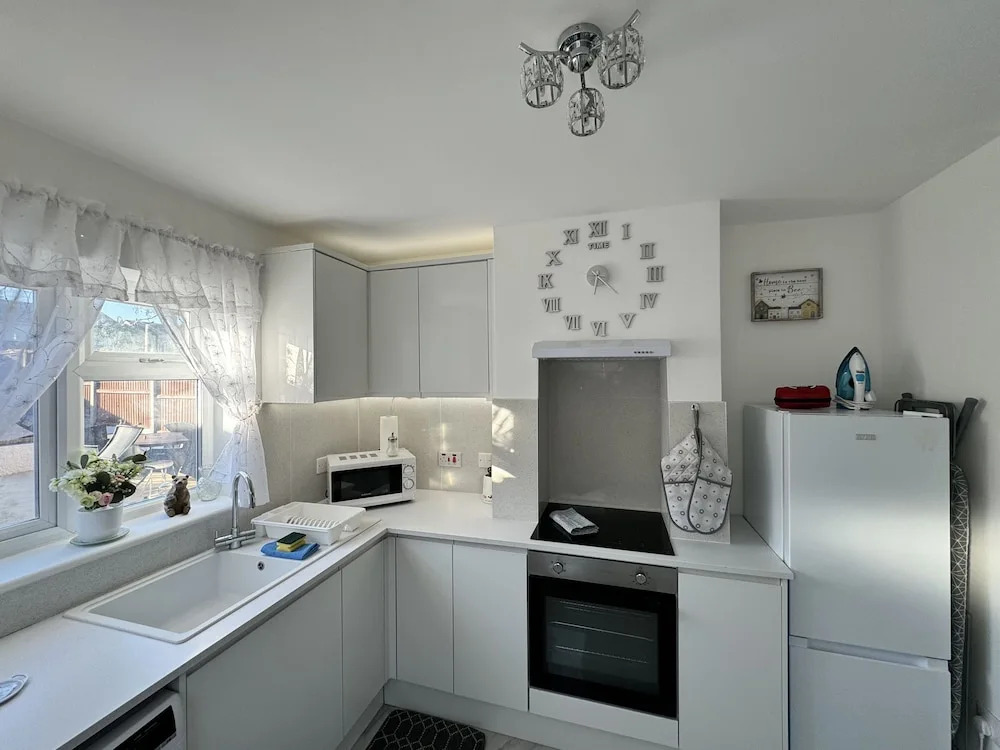 Modern 3-bed Hideaway Near Westgate With Parking