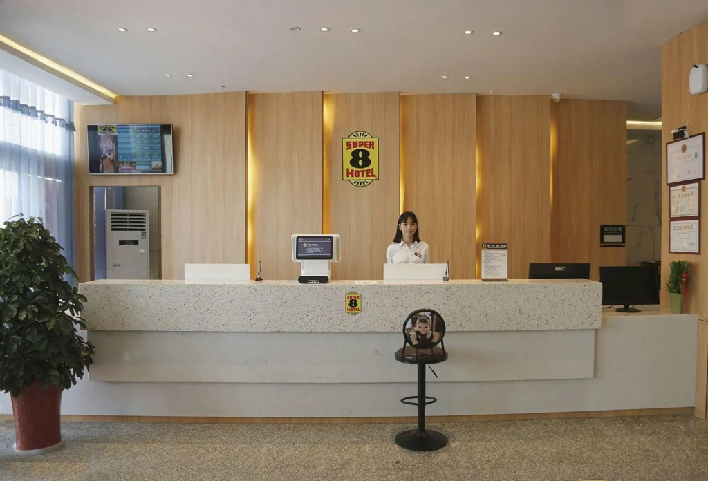 Super 8 Premier Hotel (Tumushuke City Government Branch)