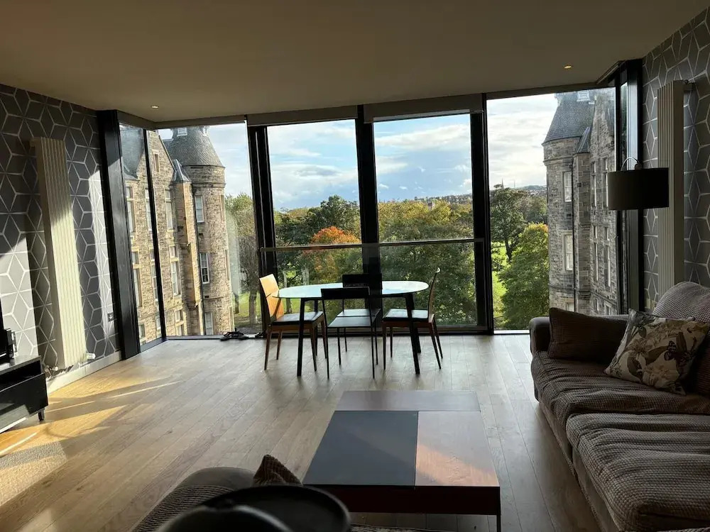 Stunning Park View Quartermile Apartment Close Proximity to Castle & University