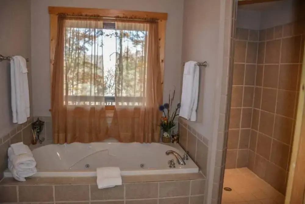 Riversong - Beautiful Cabin Located on Coosawattee River Game Room and Hot tub