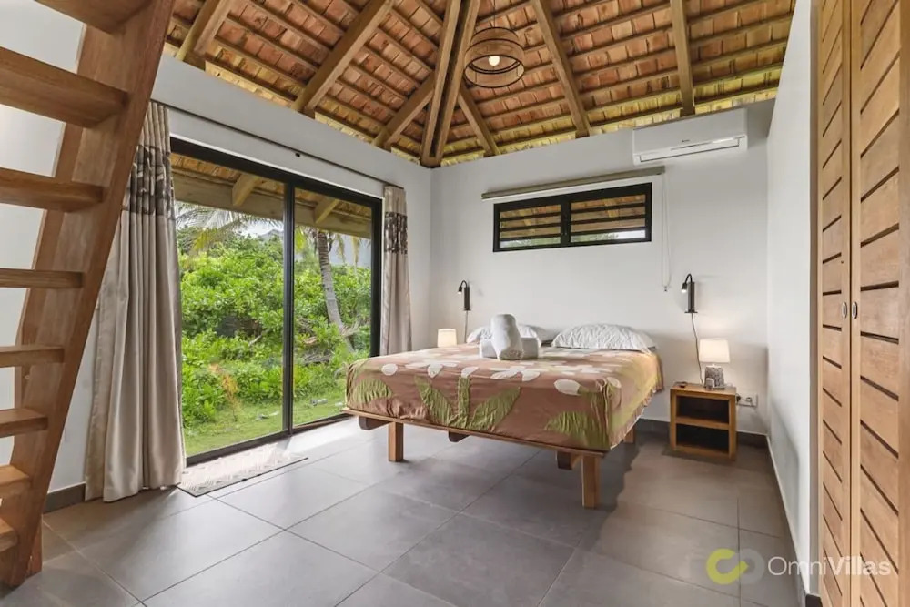Seaside Paradise 6BR Beachfront Haven in Moorea
