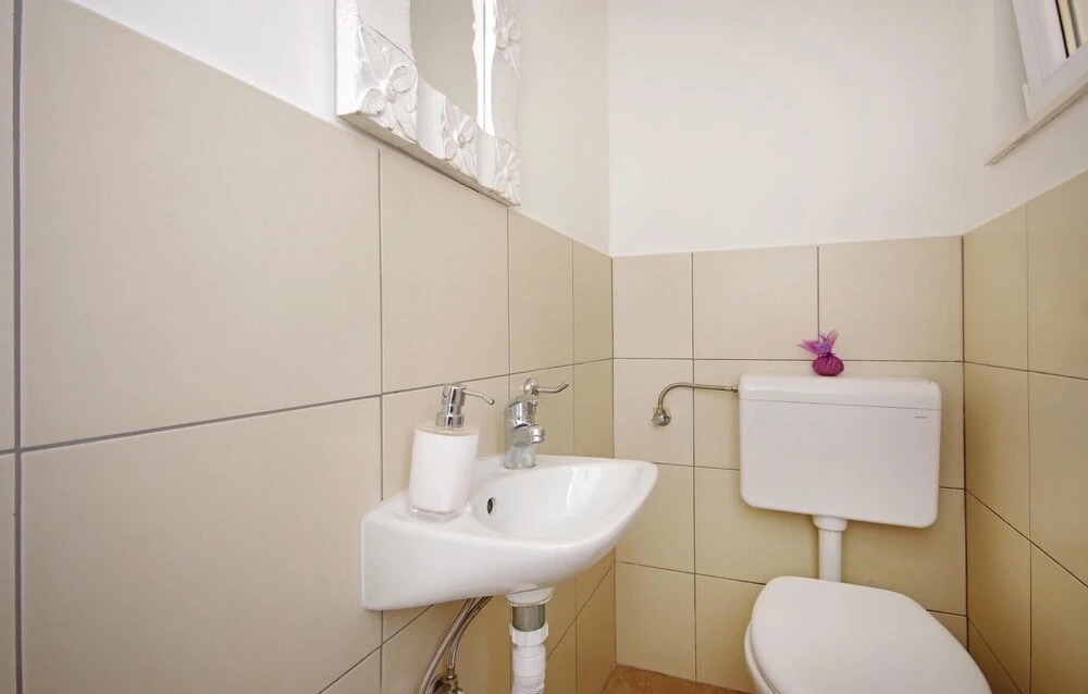 Beautiful Home in Makarska With Wifi and 2 Bedrooms