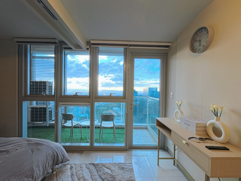 35th Uptown Park Suites Tower 2 BGC