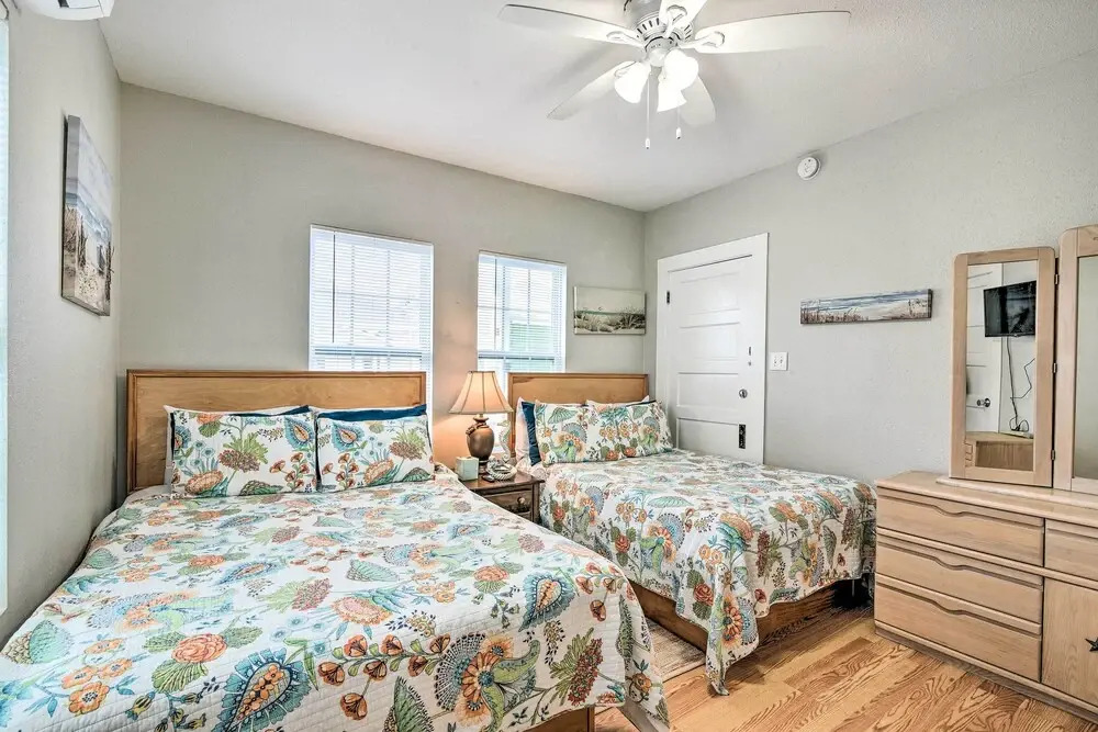 Steps to Beach: Nautical Galveston Home Near Pier!