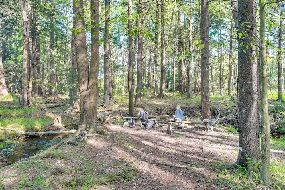 Explore the Poconos! Cozy Creekside Cabin w/ Patio