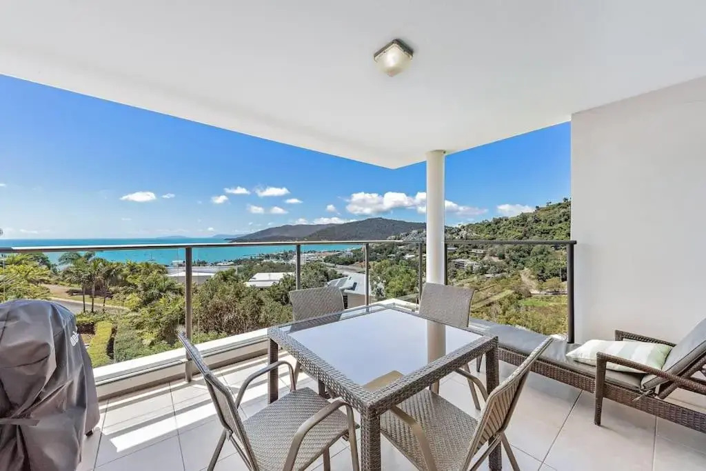 Three B Airlie 2 bedroom unit Seaviews & Pool
