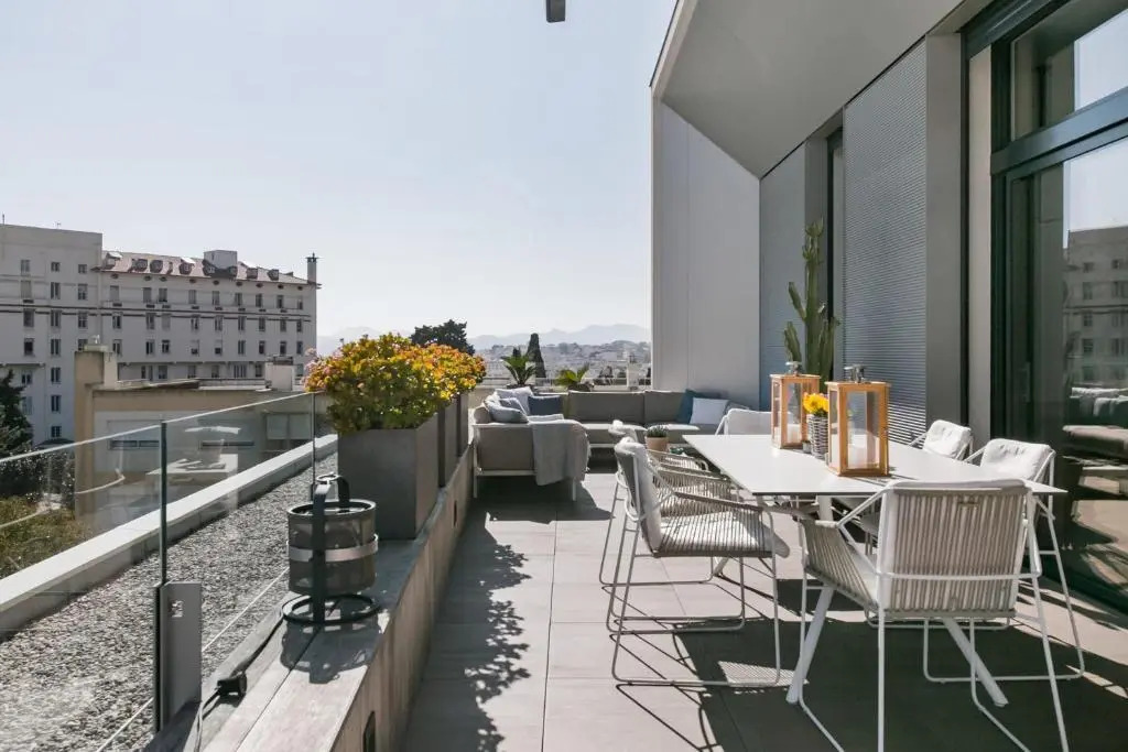 Picturesque Views From a Radiant Penthouse