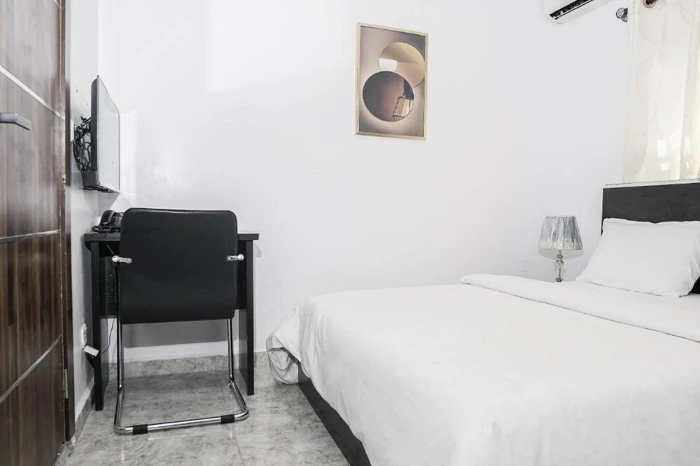 Momak 8 Hotel Adenuga House