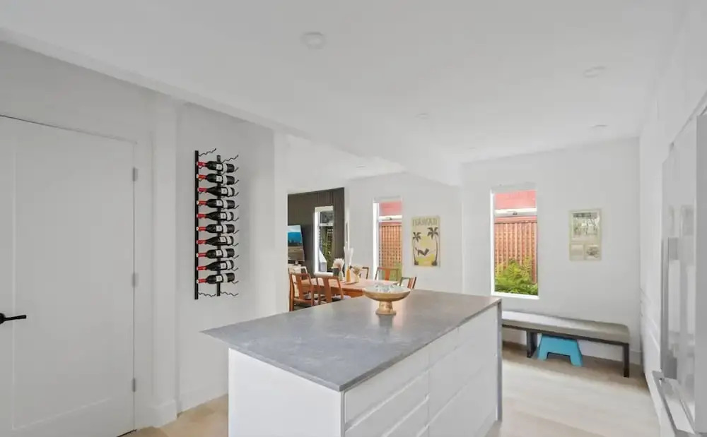 Newly Renovated 2BR Kits Home Prime Location