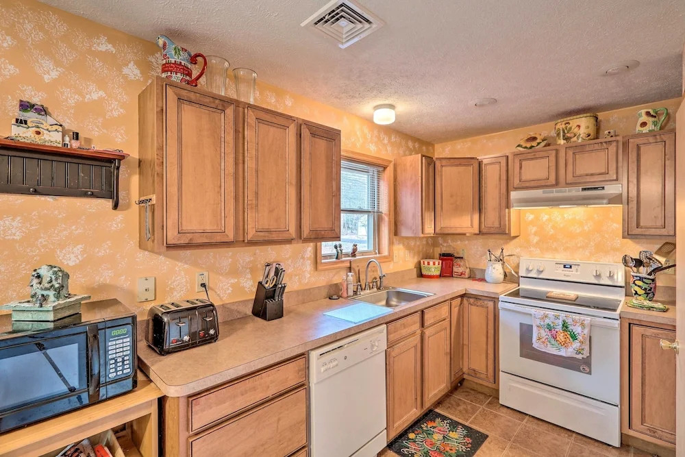 Walk to Pool & Lake: Albrightsville Vacation Home!