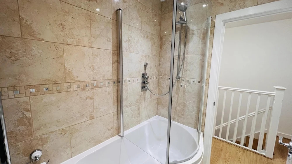 Northolt - House - Sleeps 6 - Parking - Garden