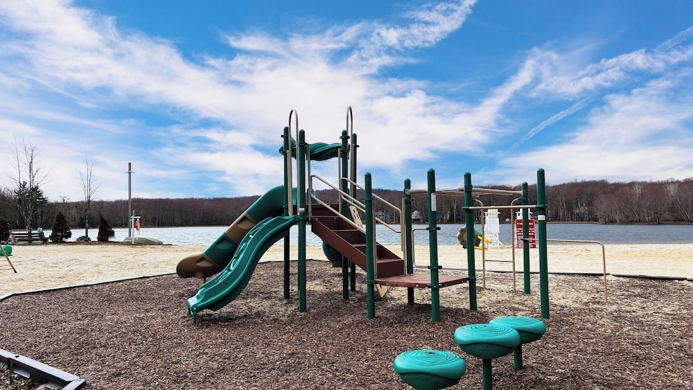 Evergreen Lodge by Avantstay Poconos Lake Cabin + Fireplace + Large Deck + Near Jack Frost & Kalahari