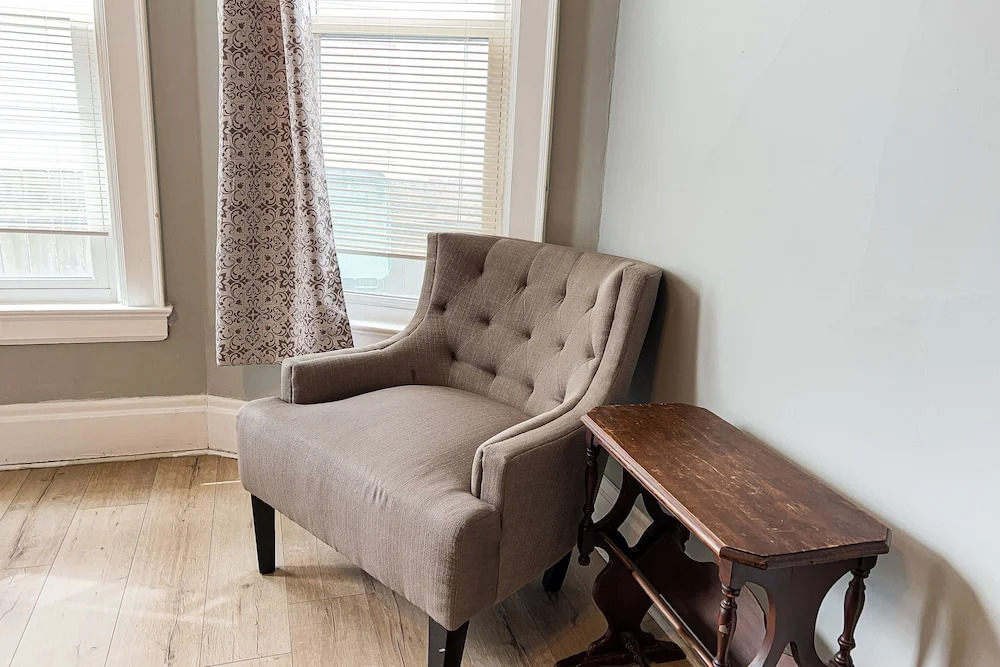 THE 1023 With Private Yard & Parking, Near Falls & Casino by Niagara Hospitality
