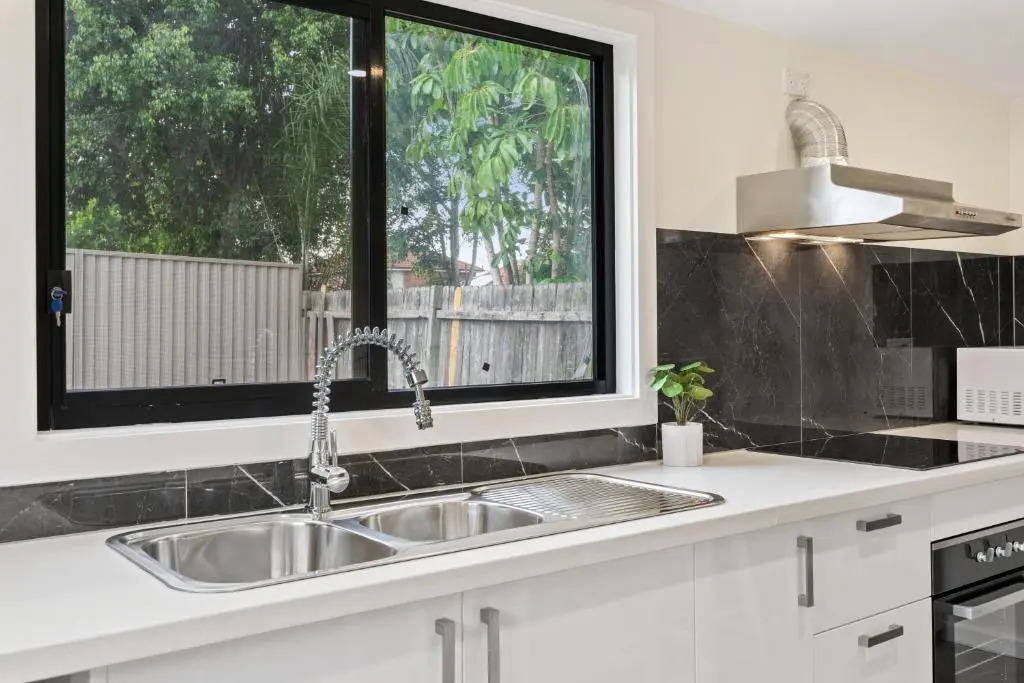 New 1-bedroom house with free parking