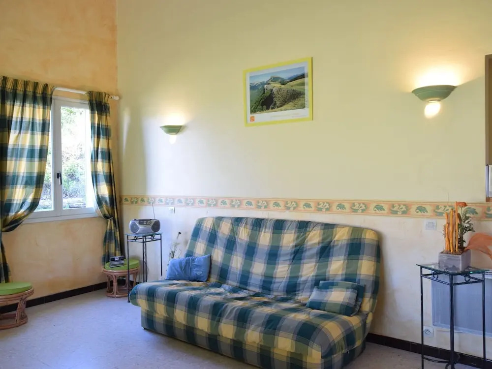 Stunning Holiday Home in Bourdeaux with Hill View